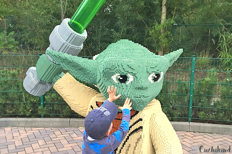 Kind_vor_Starwars_im_Legoland